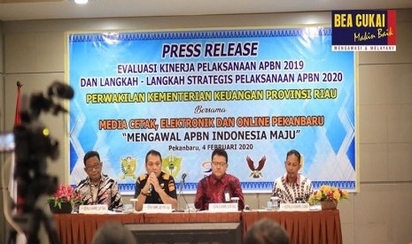 Kepala Kantor Wilayah Bea Cukai Riau, Ronny Rosfyandi memaparkan kinerja tahun 2019 dan rencana aksi untuk tahun 2020, pada Selasa (4/2) di Balai Diklat Keuangan Pekanbaru. Selain itu hadir pula Kepala Kantor Wilayah DJP Riau, Edward Hamonangan Sianipar