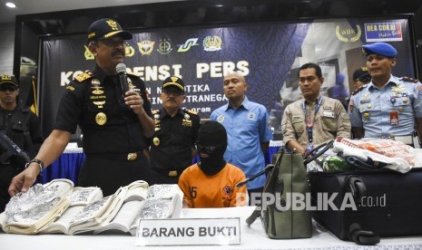 Kepala Kantor Wilayah Bea dan Cukai Jawa Barat Syaifullah Nasution (kedua kiri) didampingi pejabat terkait memberikan keterangan kepada awak media saat konferensi pers penindakan narkotika di bandara Husein Sastranegara di Kantor PPBC Tipe Madya Pabean A Bandung, Jalan Rumah Sakit, Kota Bandung, Selasa (11/6).