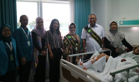  Kepala Kantor Wilayah BPJS Ketenagakerjaan Jawa Barat Dedy Pramiadi, Group Head Pelayanan Sandra Ratna Kentjana, dan Kepala Bidang Pelayanan BPJS Ketenagakerjaan Cabang Bandung Suci Gatot Susilo mengunjungi karyawan yang mengalami kecelakaan kerja. 