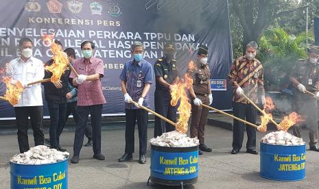 Kepala Kantor Wilayah Direktorat Jenderl Bea Cukai (DJBC) Jawa Tengah dan DIY, Muhamad Purwantoro saat memimpin pemusnahan pita cukai dan rokok ilegal, di halaman kantor Sekretariat Daerah (Sekda) Provinsi Jawa Tengah, di Semarang, Selasa (14/12)