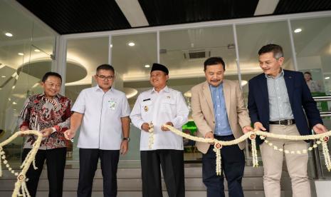 Kepala Kantor Wilayah Jawa Barat BPJS Ketenagakerjaan Romie Erfianto didampingi Wakil Gubernur Jawa Barat Uu Ruzhanul Ulum memperkenalkan wajah baru Ruang Layanan BPJS Ketenagakerjaan di Suci  Bandung.