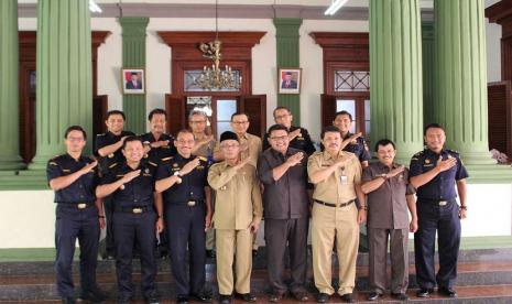 Kepala Kantor Wilayah (Kanwil) Bea Cukai Jawa Timur II, Oentarto Wibowo didampingi Bupati Kabupaten Bondowoso, KH. Salwa Arifin melaksanakan pertemuan di Pendopo Bupati Kabupaten Bondowoso, Kamis (14/5).