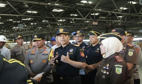 Kepala Kantor Wilayah (Kanwil) Bea Cukai Jawa Timur (Jatim) I, Untung Basuki, bersama Kapolda Jawa Timur, Toni Harmanto dan Kepala Kejaksaan Tinggi Jawa Timur, Mia Amiati melakukan peninjauan lapangan di PT Terminal Petikemas Surabaya pada Selasa (05/09).