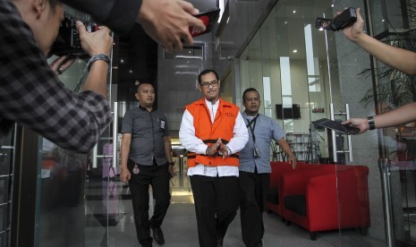 Kepala Kantor Wilayah Kementerian Agama Jawa Timur nonaktif Haris Hasanudin bergegas seusai menjalani pemeriksaan di gedung KPK, Jakarta, Senin (25/3/2019).