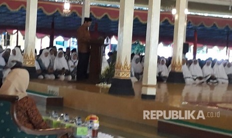 Kepala Kanwil Kemenag DIY M. Lutfi Hamid menyampaikan Laporan Pamitan Haji Jamaah Haji DIY  di Bangsal Kepatihan Yogyakarta Selasa (25/8). 