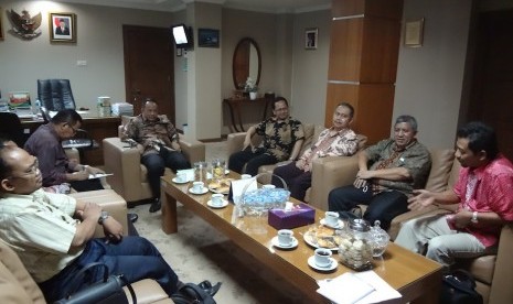 Kepala Kanwil Kemenag DKI Jakarta Abdurrahman saat menerima pengurus Indonesia Bermutu (IB) di kantornya, Jakarta, Jumat (13/5).