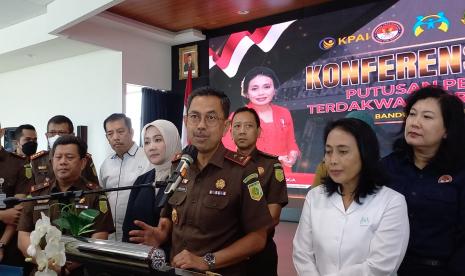 Kepala Kejaksaan Tinggi (Kejati) Jabar Asep Mulyana bersama istri Gubernur Jabar Atalia Praratya dan Menteri Menteri Pemberdayaan Perempuan dan Perlindungan Anak I Gusti Ayu Bintang Darmawati memberikan keterangan pers tentang perkembangan kasus Herry Wirawan pascavonis hukuman mati di Kantor Kejati Jabar, Senin (9/1/2023). 