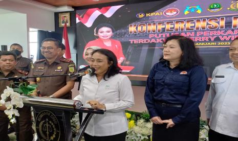 Kepala Kejaksaan Tinggi (Kejati) Jabar Asep Mulyana bersama istri Gubernur Jabar Atalia Praratya dan Menteri Menteri Pemberdayaan Perempuan dan Perlindungan Anak I Gusti Ayu Bintang Darmawati memberikan keterangan pers tentang perkembangan kasus Herry Wirawan pascavonis hukuman mati di Kantor Kejati Jabar, Senin (9/1/2023). 