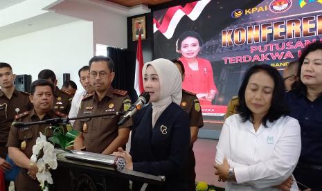 Kepala Kejaksaan Tinggi (Kejati) Jabar Asep Mulyana bersama istri Gubernur Jabar Atalia Praratya dan Menteri Menteri Pemberdayaan Perempuan dan Perlindungan Anak I Gusti Ayu Bintang Darmawati memberikan keterangan pers tentang perkembangan kasus Herry Wirawan pascavonis hukuman mati di Kantor Kejati Jabar, Senin (9/1/2023). 