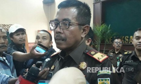 Kepala Kejati Jawa Barat, Setia Untung Arimuladi  memberikan keterangan kepada awak media tentang pelimpahan tahap kedua penyerahan tersangka dan barang bukti kasus dugaan penghasutan dengan tersangka Buni Yani, Senin (10/4).