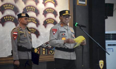 Kepala Kepolisian Daerah Nusa Tenggara Timur (Kapolda NTT), Irjen Johanis Asadoma (kanan).