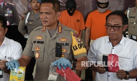 Kepala Kepolisian Resor (Kapolres) Metro Jakarta Timur Kombes Pol Ady Wibowo (depan, kiri)