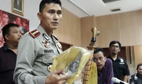 Kepala Kepolisian Resor Metropolitan Bekasi Kota Komisaris Besar Indarto menunjukkan pistol dan senjata tajam yang diigunakan oleh tersangka pencurian kendaraan bermotor MS yang ditembak mati di Bekasi pada Selasa (2/1).