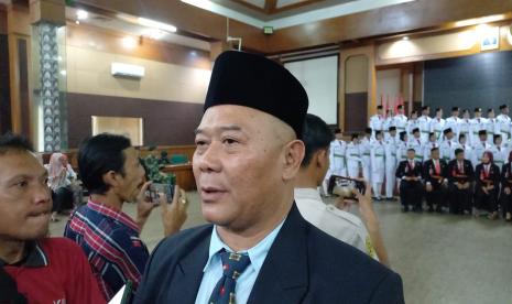 Kepala Kesbangpol Kabupaten Sumedang Asep Tatang Sujana menyampaikan keberatan terhadap peristiwa salah satu delegasi Paskibraka asal Sumedang Sofia Sahla yang harus melepas jilbab saat pengukuhan Paskibraka Nasional 2024 di Ibu Kota Nusantara (IKN). 