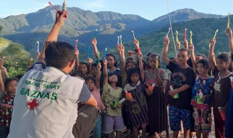 Kepala Klinik Rumah Sehat Baznas Parigi Moutong, dr Kaslan, ketika menginjakkan kaki di Desa Lombok Barat yang berada di Puncak Pegunungan Tinombo, Kabupaten Parigi Moutong, Sulawesi Tengah.