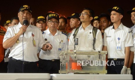 Kepala KNKT Soerjanto Tjahjono memberikan keterangan terkait black box pesawat Lion air JT 610 di Terminal JICT 2, Pelabuhan Tanjung Priok, Jakarta, Kamis (1/11). 