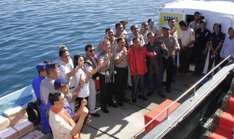 Kepala Korps Lalu Lintas Mabes Polri Irjen Pol Condro Kirono (kelima kanan) didampingi Wakapolda NTT Kombes Pol Sumartono (Keempat kanan) berpose bersama sejumlah pejabat daerah NTTdan Jasa Raharja usai meresmikan kapal Satuan Penerbit Administrasi SIM (Sa