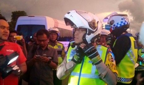 Kepala Korps Lalu Lintas Polri Inspektur Jenderal Polisi Royke Lumowa menutup langsung Jalur Puncak pas sehubungan dengan diberlakukannya car free night. Ahad (31/12).