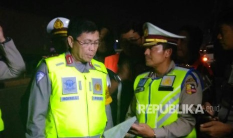 Kepala Korps Lalu Lintas Polri Inspektur Jenderal Royke Lumowa memantau arus lalu lintas di Gerbang Tol Cikarang Utama 1, Cikarang, Jawa Barat. Jumat (29/12).