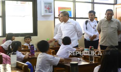 Kepala KSP meninjau langsung uji coba pelaksanaan program makan bergizi gratis di SMP 1 Barunawati, Slipi, Jakarta.