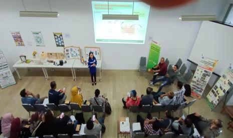 Kepala Laboratorium TRKK ITB Dr. Melia Laniwati Gunawan saat menjekaskan soal inovasi katalis di Kampus ITB, Bandung.