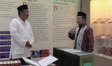 Kepala Lajnah Pentashihan Mushaf Alquran, Muchlis Hanafi (kanan) bersam wartawan Republika, Damanhuri Zuhri (kiri)