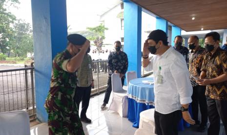  Program Menekan Kematian Jamaah Haji Didukung. Foto: Kepala Lakespra dr. Saryanto Marsekal Pertama TNI dr. Swasono R.,Sp.THT-KL, M.Kes tiba di lakespra tiba di lokasi pembukaan pelatihan kompetensi petugas penyelenggaraan ibadah haji Arab Saudi Tahun 2022 disambut kepala pusat kesehatan haji yang telah lebih dulu hadir, Selasa (10/5) . 