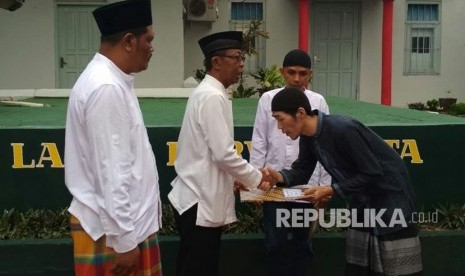 Kepala Lapas Kelas II B Kabupaten Purwakarta, Suprapto (berkacamata) saat menyalami narapidana yang mendapatkan remisi, Ahad (17/6).