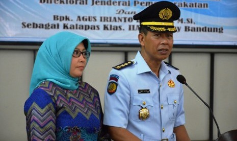 Kepala Lapas Sukamiskin, Wahid Husen (kanan)