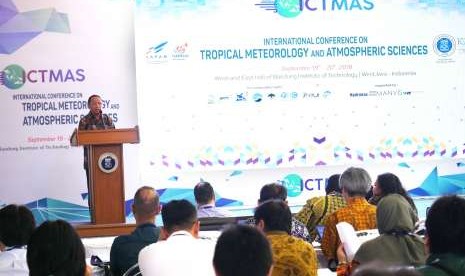 Kepala Lembaga Penerbangan dan Antariksa Nasional (Lapan) Thomas Djamaludin memberikan sambutan pada acara International Conference On Tropical Meteorology and Atmospheric Sciences, di Aula Barat Kampus ITB, Jalan Ganeca, Kota Bandung, Rabu (19/9). Konferensi Sains dan Atmosfer Tingkat Internasional ini bertujuan untuk menguatkan kolaborasi internasional dalam bidang riset dan edukasi, khususnya dalam bidang meteorologi tropis dan sains atmosfer.