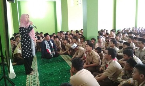 Kepala MTsN 1 Bogor, Eti Munyati memberikan pengarahan kepada siswa MTsN 1 Bogor saat acara Pesantren Kilat di Lebak Wangi, Bogor.