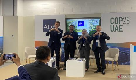   Kepala OIKN Bambang Susantono (kedua kiri) bersama Winfried Wicklean, Dirjen Departemen Asia Tenggara ADB (kiri) dalam acara peluncuran di Paviliun ADB COP28 di Dubai, UEA, Ahad (3/12).