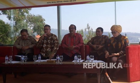 Kepala OJK Regional 4 Jawa Timur Heru Cahyono (kedua kiri) menyampaikan evaluasi kinerja BPR dan BPRS di Jatim pada Triwulan I tahun 2018 di Convention Hall Hotel Senyiur, Prigen, Pasuruan, Kamis (3/5).