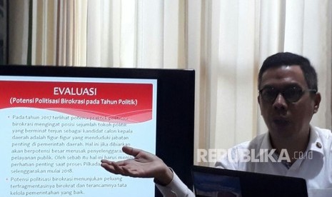 Kepala Ombudsman Perwakilan NTB Adhar Hakim memberikan keterangan pers kepada awak media di Kantor Bawaslu NTB, Kamis (4/1).