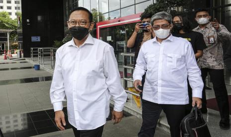 Kepala Otorita Ibu Kota Negara (IKN) Nusantara, Bambang Susantono (kiri) berjalan bersama Wakil Kepala Otorita IKN Dhony Rahajoe (kanan) usai melakukan pertemuan di gedung KPK, Jakarta, Senin (21/3/2022). Kepala Otorita IKN melakukan konsultasi untuk memastikan tata kelola IKN berlangsung dengan baik.