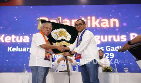 Kepala Otorita IKN, Dr Basuki Hadimuljono (kiri) ditetapkan sebagai Ketua Umum Pengurus Pusat Keluarga Alumni Universitas Gadjah Mada untuk masa bakti 2024-2029. Penetapan alumnus Teknik Geologi UGM ini sebagai ketua umum Kagama ini berdasarkan atas hasil Musyawarah Nasional Kagama XIV yang berlangsung di Hotel Mercure Convention Center Ancol, Jakarta, Sabtu (16/11/2024).