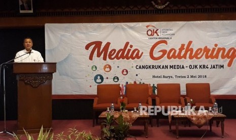 Kepala Otoritas Jasa Keuangan (OJK) Kantor Regional 4 Jawa Timur Heru Cahyono memberi sambutan dalam acara media gethering yang digelar di Hotel Surya Tretes, Pasuruan, Rabu (2/5)