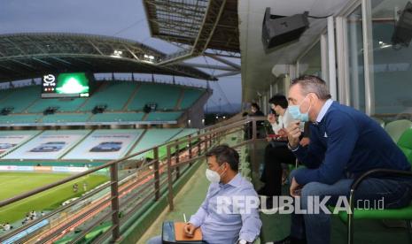 Kepala pelatih tim sepak bola nasional Korea Selatan, Paulo Bento (kanan), menyaksikan pertandingan pembukaan K-League antara Jeonbuk Hyundai Motors dan Suwon Samsung Bluewings di Stadion Piala Dunia Jeonju yang kosong di Jeonju, Korea Selatan, Rabu (8/5/2020). Karena krisis Coronavirus, musim K-League 2020 dimulai tanpa penonton. 