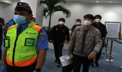 Kepala pelatih Timnas U-19 Shin Tae-Yong (kanan) berjalan meninggalkan terminal setibanya dari Kroasia di Terminal 3 Bandara Soekarno Hatta, Tangerang, Banten, Selasa (27/10/2020). Timnas U-19 kembali ke Tanah Air setelah melakukan pemusatan latihan di Zagreb dan Split Kroasia.