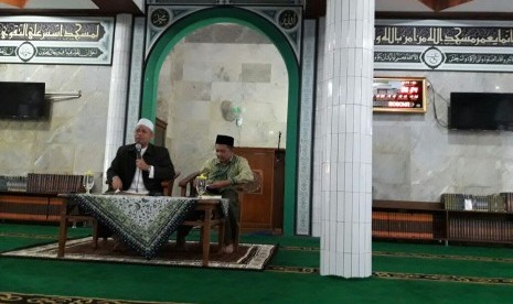 Kepala Pendais Kota Bogor, Ujang Supriyatna (kiri).