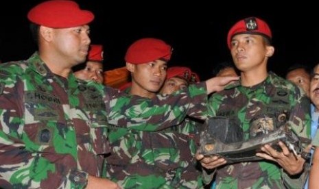 Kepala Penerangan Kopassus Letkol Taufik Sobri (paling kiri) memberi ucapan selamat kepada komandan tim Kopassus penemu kotak hitam pesawat Sukhoi Lettu Taufik (kanan) di Pos Pusat Evakuasi Balai Embrio Ternak Kementerian Pertanian, Desa Cipelang, Kecamata