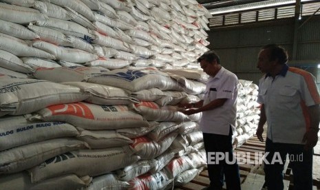 Kepala Perum Bulog Subdivre Cianjur Rizaldi tengah melihat kualitas beras di Gudang Bulog Pasir Halang Kecamatan Sukaraja, Kabupaten Sukabumi Rabu (15/3).