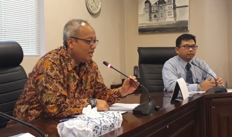 Kepala Perwakilan Bank Indonesia (BI) DIY Budi Hanoto (baju batik) dalam jumpa pers. 