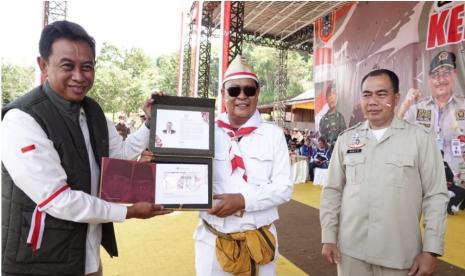 Kepala Perwakilan Bank Indonesia Provinsi Kalimantan Selatan Imam Subarkah menyerahkan uang baru dengan seri khusus yang menandakan tahun lahir Paman Birin.