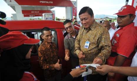 Kepala Perwakilan BI Sumbar, Endy Dwi Tjahjono (kedua kanan) bersama Marketing Branch Manager Pertamina MOR I, Aribawa (kedua kiri) dan Ketua Hiswana Migas Sumbar, Ridwan Hosen (ketiga kanan) menyaksikan transaksi non tunai untuk pembelian Bahan Bakar Minyak (BBM) di SPBU Pisang, Padang, Sumatera Barat, Rabu (19/9).