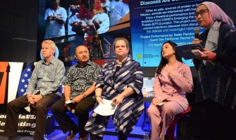 Kepala Perwakilan FAO Stephen Rudgard, Direktur Kesehatan Hewan Fadjar Sumping, Deputi Chief of Mission Kedubes AS Heather Variafa, dan Rachel Amanda Bintang tamu, menghadiri teater kampanye kesehatan hewan di Jakarta