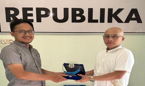 Kepala Perwakilan Republika DIY, Jawa Tengah, dan Jawa Timur, Fernan Rahadi (kiri), menyambut kunjungan Wakil Rektor Bidang Kerja Sama Universiti Muhammadiyah Malaysia UMAM, Dwi Santoso, di Kantor Perwakilan Republika, Kota Yogyakarta, Selasa (13/2/2024).