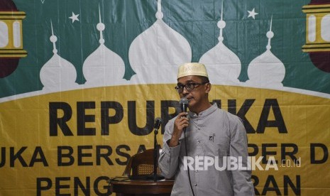 Kepala Perwakilan Republika Jawa Barat Rachmat Santosa Basarah memberikan sambutan pada acara Buka Bersama Loper dan Pengecer Koran Republika, di Hotel Lingga, Kota Bandung, Rabu (29/5).