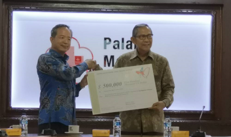 Kepala Perwakilan Taipei Economic and Trade Office di Indonesia, John C Chen mewakili pemerintah dan rakyat Taiwan menyerahkan bantuan sebesar 500 ribu dolar Amerika Serikat.