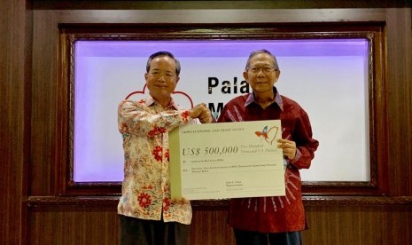 Kepala Perwakilan Taipei Economic and Trade Office di Indonesia John C. Chen mewakili pemerintah dan rakyat Taiwan menyerahkan bantuan sebesar 500 ribu dolar AS atau sekitar Rp 7 triliun kepada Palang Merah Indonesia (PMI) yang diterima  Plt Ketua Umum PMI, Prof. Ginandjar Kartasasmita, Selasa (22/1)